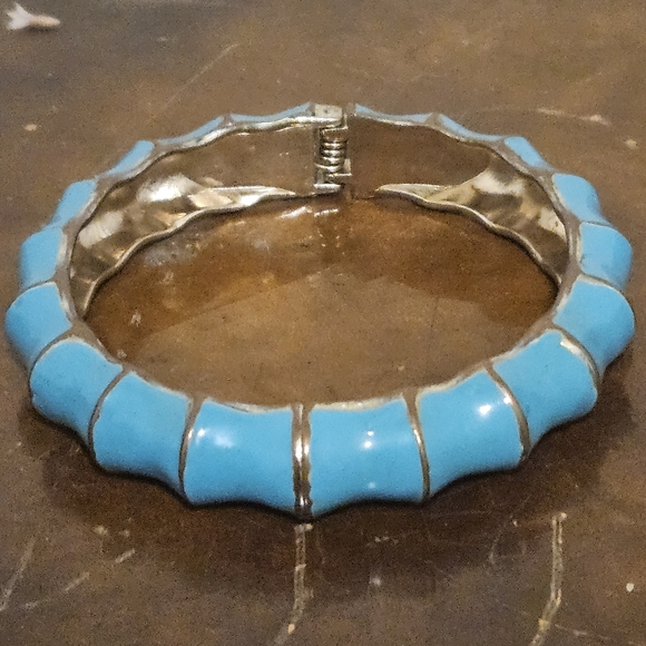 Premier Designs Jewelry Wavy Bracelet Bangle Turquoise And Silver Hinged - Picture 7 of 7